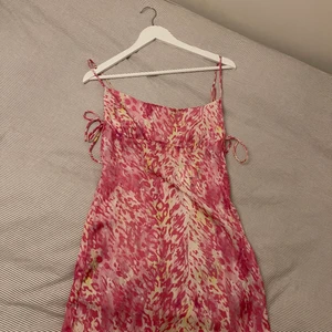 Klänning  - Helt ny klänning med en liten öppning på sidorna.