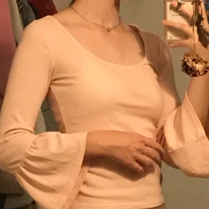 Rosa/lax tröja lång - Säljer en fin rosa/lax färg tröja med vida ärm på slutet som är bra att ha till hösten! 💖 
