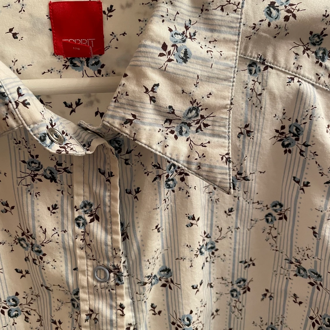 Blommig skjorta  - 91