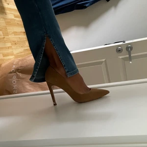 Beiga pumps i mockaimitation - Storlek 37. Hämtas i malmö eller fraktas 