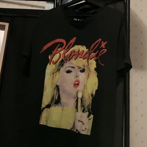 Svart streetwear t shirt - En fin svart streetwear t shirt som passar perfekt för dig som är i behov av en billig, snygg, enkel t shirt men ändå inte plus i bra skick!!!! Köpt från Carlings för ungefär 200kr.