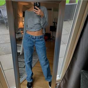 Snygga midwaisted/lowaisted jeans från Asos i storlek 34-36. Superbra skick och jättesnygga. Pris kan diskuteras! Bud från 200 💞 