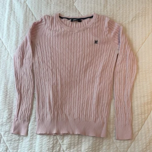 Ljusrosa pullover  - Ljusrosa finstickad pullover från Gina Tricot! Strl M men skulle säga att den är liten i storleken! Passar både S och M 