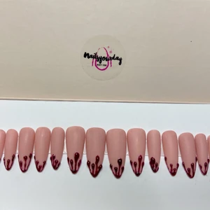 Lösnaglar - Lösnaglar ingår med nagelfil, Alkoholservett och lim.