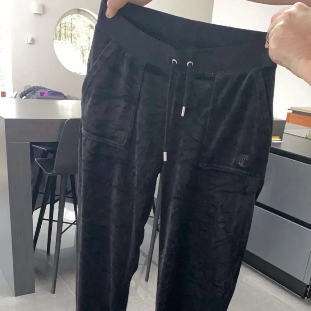 Svarta Juicy byxor i storlek S. Har använt dom ett 3 tal gånger. Säljer dom pågrund av fel färg . Jeans & Byxor.