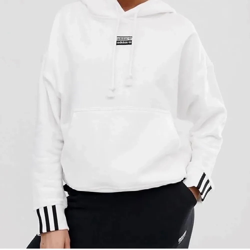 Säljer denna mysiga hoodien från adidas! Den är sparsamt använd och i mycket bra skick! Kontakta mig vid intresse🦋🦋. Hoodies.