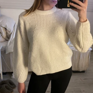 Stickad vit tröja  - Den perfekt vita stickade vita tröjan, super skön. Storlek är L men passar även så M,S men blir lite oversize då. Nypris 250kr❤️