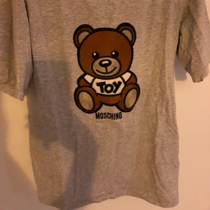 moschino tshirt  - jätte skönt material, i nytt skick använd 1 gång. Strl S, vill man ha den lite oversize så passar den xs eller om man vill ha den lite tightare så passar den M. ord pris 1200.