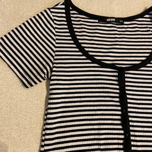 Randig topp från Bik Bok storlek XS - Säljer denna jättesöta randiga topp från Bik Bok, storlek XS. Lite u-ringad som ni kan se, sedan knappar längs toppen. Kommer inte till så mycket användning så därför säljer jag den. Säljer för 120kr + 66kr frakt. Pris kan diskuteras💕