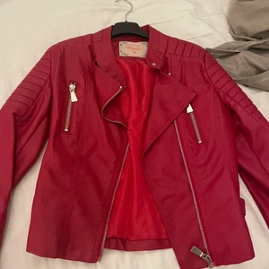 Röd skinnjacka  - Röd skinnjacka i stolen 40. Men är mer som en 36. Nypris cirka 500kr 