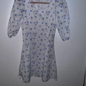 NAKD sommarklänning - Säljer en superfin sommarklänning som är helt oanvänd. Har tyvärr vuxit ur den nu då det var ett tag sen jag köpte den. Superfint skick. Köparen står för frakt 🥰.