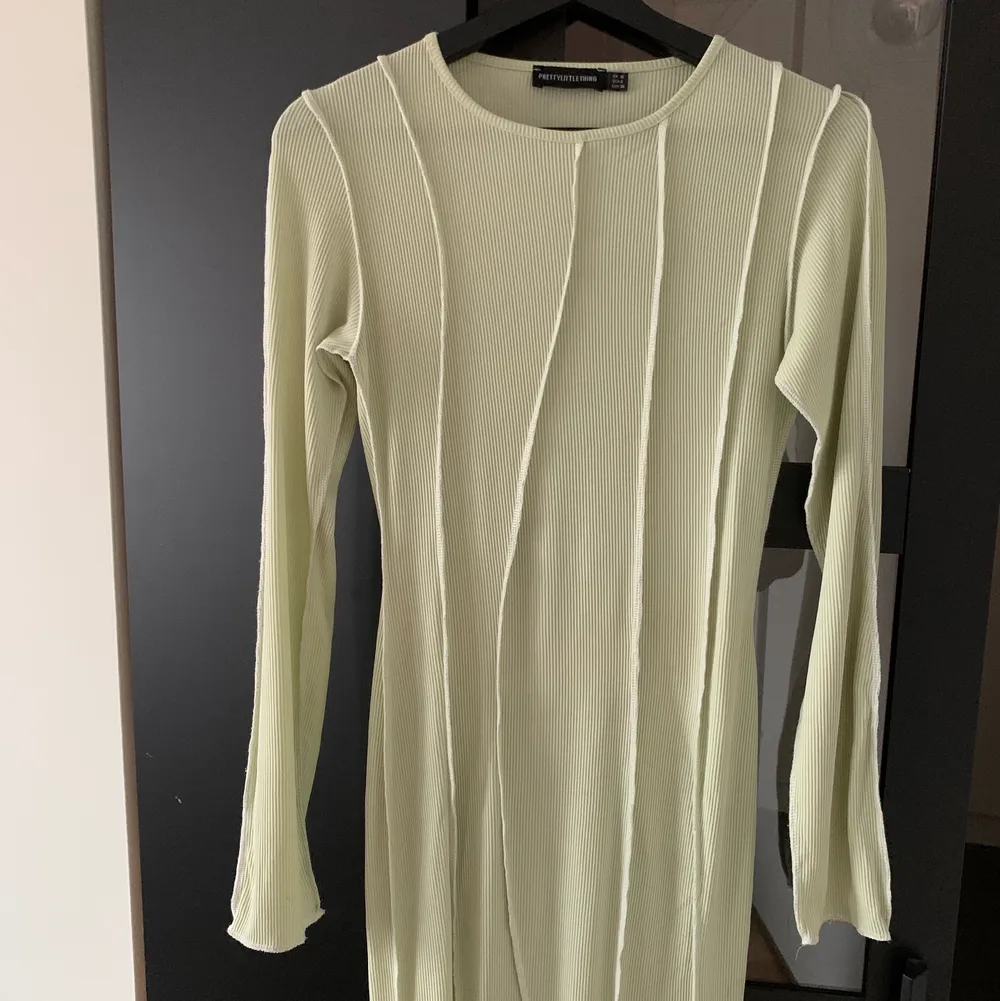 En grön klänning med struktur från PrettyLittleThing i storlek UK10/M. Använd en gång och är väldigt fint skick! Kontakta mig vid eventuella frågor💖. Klänningar.