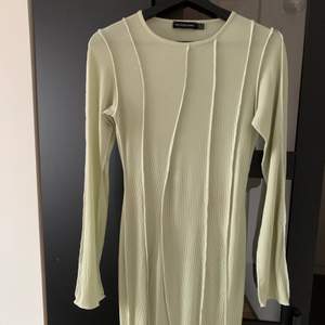 En grön klänning med struktur från PrettyLittleThing i storlek UK10/M. Använd en gång och är väldigt fint skick! Kontakta mig vid eventuella frågor💖