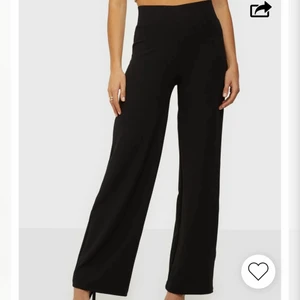 Svarta kostymbyxor från nelly  - Säljer dessa super sköna kostymbyxor ifrån Nelly, säljer pågrund av att dom är lite för stora runt midjan på mig men annars är dom jätte sköna. Säljer för 100kr + frakt, jag köpte dom för 250kr. Hör av er om ni vill ha fler bilder:))