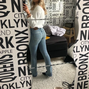 Lågmidjade bootcut jeans - Säljer mina lågmidjade bootcut jeans från bikbok på grund av att de tyvärr blivit för småa på mig, storlek xs och är i fint skick🥰