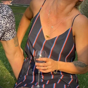 Klänning elegant  - Klassisk stilren klänning. Nyskick endast använd ett fåtal gånger. 