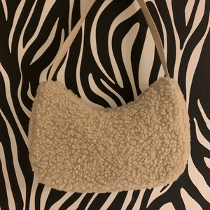 Väska från hm - Säljer nu min supersnygga axelväska från hm. Säljer pga att den inte kommer till användning 