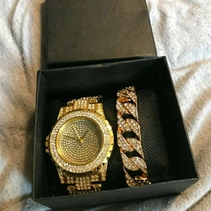 Guld Silver Färger Armband klocka - Klockan är oanvänd och kommer med i låda med certifikat. Klockan är vattentät och passar till alla tillfällen. Ordinarie pris är 400 men jag säljer den för 200 kr. 