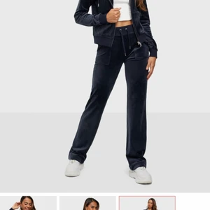 Mörk blåa Juicy Couture  - BUDA BARA OM NI ÄR SERIÖSA KÖPARE!Jätte Snygga och sköna Juicy couture mjukisbyxor i storlek xs. Använda fåtal gånger. Säljer pga vill köpa ett bar andra.
