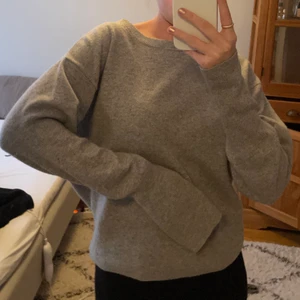 Kashmirtröja h&m - Så fin grå Kashmir tröja från h&m. Storlek s. Nypris 900kr. Väldigt mjuk och skön🌸