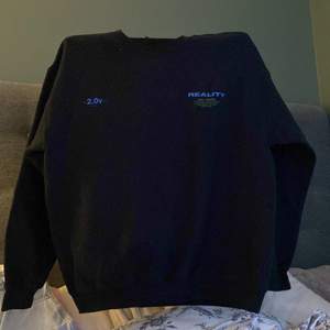 En mörkblå sweatshirt 