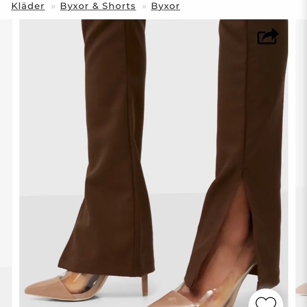Jätte fina bruna slits byxor från biancas samarbete med Nelly.com, dom är i storleken 42 men är jätte små i storleken så skulle säga att dom är mer som 40. Köpta för 499kr och säljer för 300kr. Jeans & Byxor.