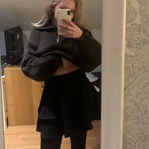 Kjol - Säljer min jättefina helt oanvända volang kjol💗Den är helt ny, aldrig använd med prislapp kvar. Storlek 36, köparen står för frakt. Köptes för 350 kr.