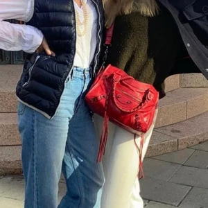 Röd balenciaga - Vill göra en intessekoll på min röda balenciaga väska! Den är i fint skick och perfekt storlek (34x19) , denna modell säljs inte längre. Spegeln har spruckit men det går att fixa i butiken. Serienummer finns på bild 2. Nypris är ca 20’000 kr, jag söljer endast vid bra bud 💕