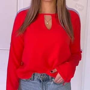 Röd blus  - Superfin röd blus. Har använt en gång förra julen och har bara hängt i garderoben sen dess. Mycket bra skick 