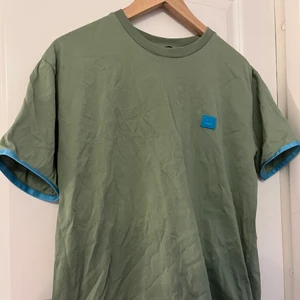 Acne T-shirt storlek M 300kr - Nypris 1400kr , säljer för 300kr. 