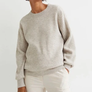 Stickad tröja hm - Brun stickad tröja från hm, slutsåld i xs. Helt ny med lappar kvar. Högsta bud gäller, köparen står för frakten. HAR INGA BILDER MED DEN PÅ! 💖 kan dessvärre inte heller ta några bilder , så skriv bara om du är intresserad av att köpa den utan privata bilder! Nypris 200, säljer även en likadan i brun. 