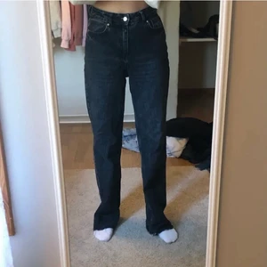 Zara byxor  - Byxor ifrån zara. Man kan klippa dd efter sin längd. De är för lång för mig som är 172cm.