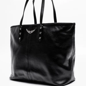 Zadig väska  - Säljer en liknande Zadig & Voltaire väska som inte kommer till användning. Passar superbra som skolväska. Bra skick men lite sliten vid handtagen (skriv för mer bilder) nypris runt 2500, kvitto,dustbag saknas. Kom med eget pris ❤️