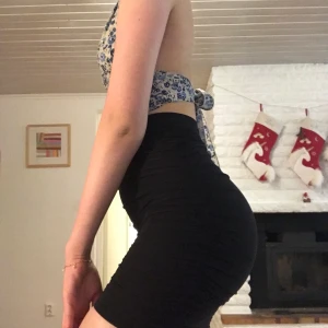 Kjol - Svart kjol med sömmar, formar rumpan 