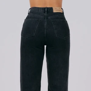 A-DSGN jeans svarta storlek: s - SVARTA JEANS SOM ÄR LÅNGA I BENEN älskar jeansen men är aningen stora för mig  .                                    Skriv för fler bilder 💜 priset kan diskuteras ❄️