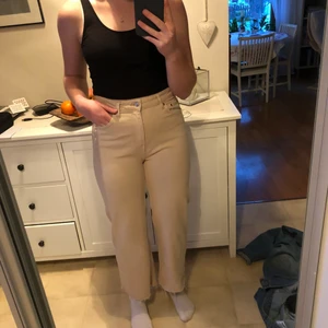 Beiga jeans - Beiga jeans från lager 157 i storlek M. I princip oanvända, endast använda någon enstaka gång. Säljer de pga att de är för korta i längden för mig (Jag är ca 175 cm). Nypris: 300 kr.✨