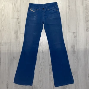 Diesel flare byxor i manchester - Low waisted Disel jeans, i modellen flare. Materialet är manchester och färgen är blå (syns bäst på sista bilden). Den har inga bakfickor, framfickorna är dock fullt fungerande. Står att den är storlek 28, så den passar en XS☺️