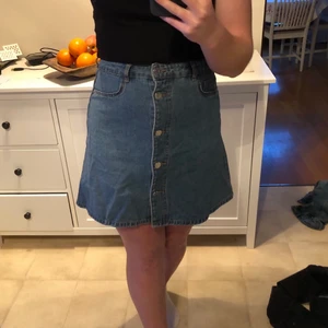 Blå kjol - En blå jeanskjol. Märke: Noisy May. Säljer den pga att jag växt ur den. Storlek M & är i fint skick!✨