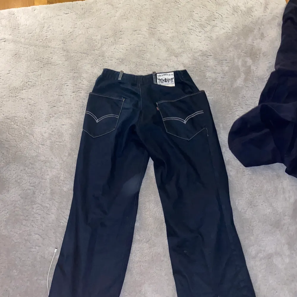 Levis jeans blåa, har en rak baggy fit. Kan skicka bild på om det önskas. Jeans & Byxor.