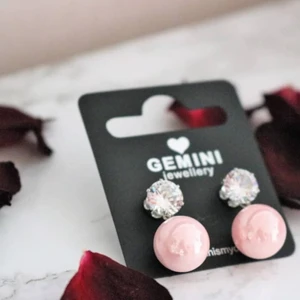 Örhängen  - Söta små örhängen från Gemini. Använda 1 gång.