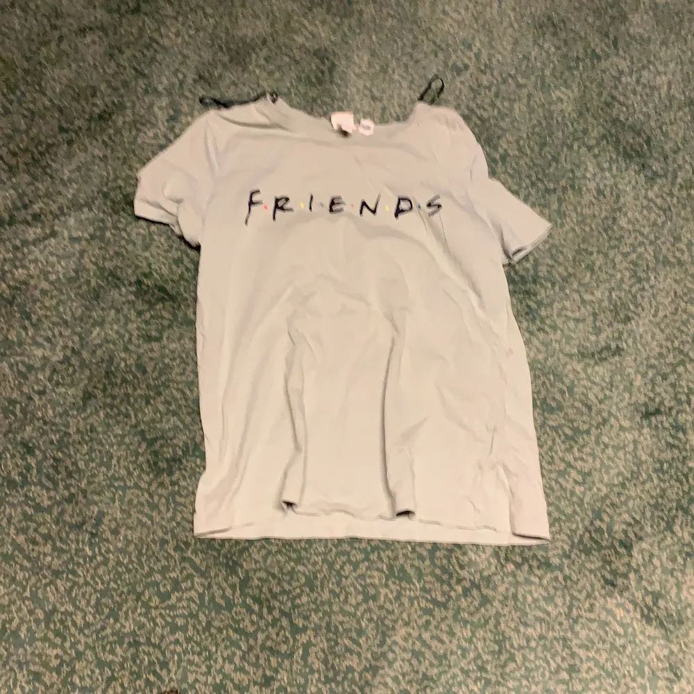 Turkosblå friends tröja storlek S och XS. Anledningen varför jag säljer detta plagg är för att den inte passar mig längre:( Dock så är den i bra skick:). T-shirts.