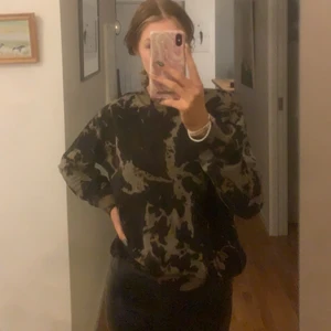 Sweatshirt  - En snygg sweatshirt i st M. Säljer då jag inte använder den längre. 90kr