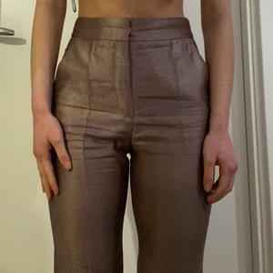 Zara byxor  - Säljer dessa byxor från Zara som är den ultimata partaj-byxan!!!! 