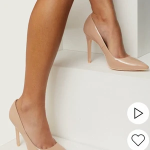 Nelly klackar Slim Pump beige - Säljer dessa populära klackar från nelly! Sparsamt använda 🤎 Köparen står för frakten! 