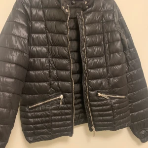 Svart jacka  - En helt ny svar jacka, har bara använt den två gånger och den funkar precis som ny. Den är i bra skikt och användbar! Jag säljer jackan för 200kr