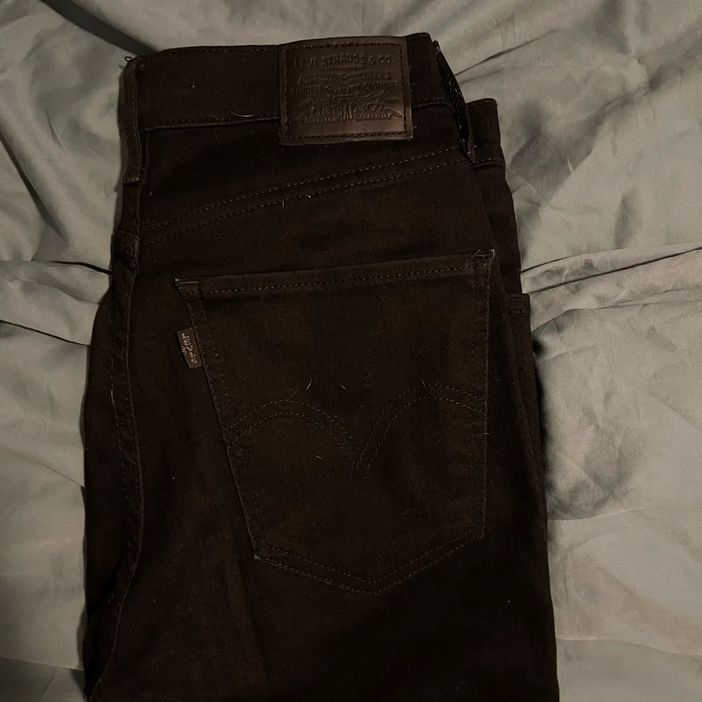 Svarta ”Mile High Super Skinny” jeans från Levis.                             Original pris- 999kr. Jeans & Byxor.