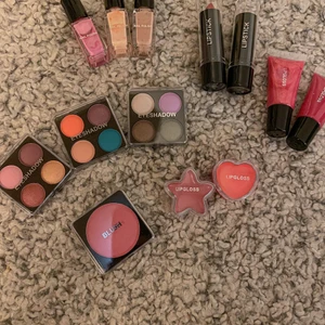 Smink - ALLT TILLSAMMANS KOSTAR 50krMassor av oöppnade smink produkter jag fick i min adventskalender som jag tyvärr inte kommer få andvändning av:( rouge, läppstift, lipgloss, ögonskugga pris 50kr+frakt ( antingen 66kr spårbar frakt eller 14kr i ett kuver som inte är spårbart)