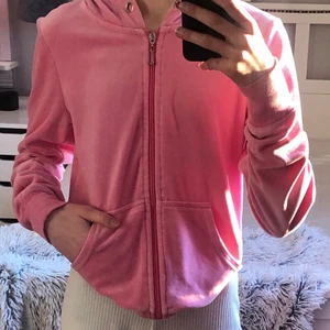 Ljus rosa sammetskofta med dragkedja - Har bara använt den här koftan ungefär 1-3 gånger, köpte den på Cubus för några månader sen bara och den har bara legat i min garderob sen dess, koftan ser väldigt fräsch ut enligt mig. Passar bra till när man fryser och bara vill mysa ner sig i soffan framför teven, jag tycker det blir extra snyggt med att passa ihop det med ett par vita eller svarta byxor till:)