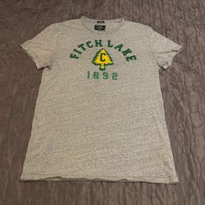 Säljer en grå Abercrombie & Fitch t-shirt i stlk S. Inte använd mycket, bra skick. Jag står inte för postens slarv.