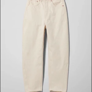 Beigea byxor - Beigea jeans från weekday i modellen Meg. Köpte dem för ca 1,5 år sen men har slutat använda dem för ca 1 år sen då jag gick ner i vikt väldigt mycket och dem blev förstora. Men byxorna har ingen skada kvaliten är lika bra som ny köpta jeans. använde dem inte alls mycket då jag bytte stil. Användes Max 5 gånger.